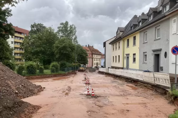 Ganz behutsam wird in der Rheinberger Straße gebaut. Der Fund einer Granate hat die Betreuung durch einen Kampfmittelexperten nö