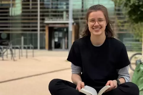 Sie kennt sich in der Stadt aus und nutzt die Pause zwischen Schule und Sporthalle zum Lesen.