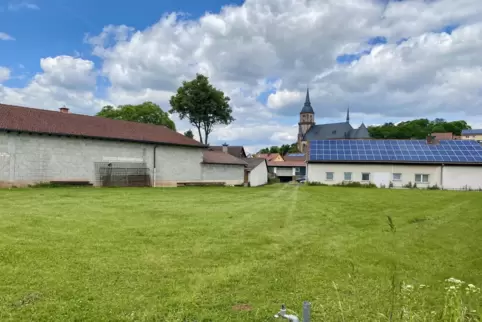 Die Wiese hinter dem ehemaligen Bauhof soll zu einem Parkplatz umgestaltet werden.