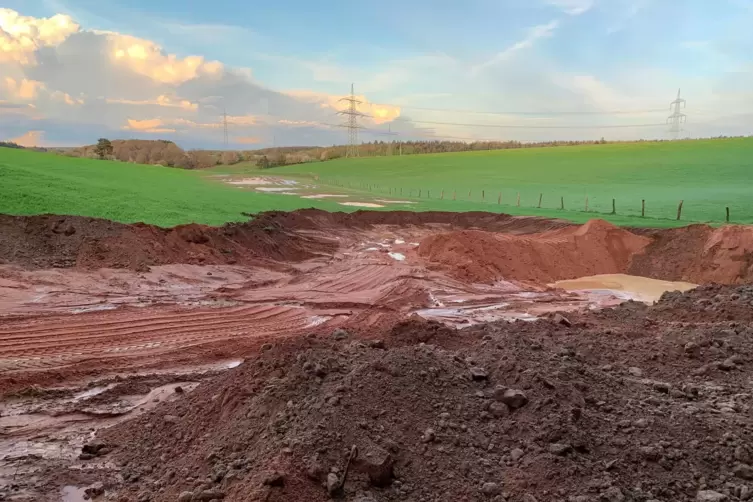 Illegale Erdarbeiten auf dem Drehenthalerhof: Bergeweise Erde und Bauschutt werden seit Jahren in der Gemeinde Otterberg abgekip