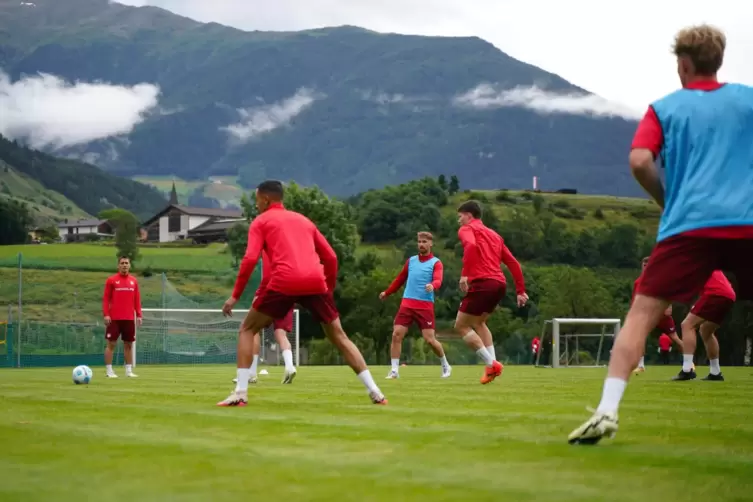 Vor idyllischem Alpenpanorama bereitet sich der FCK in Südtirol auf die neue Saison vor. 