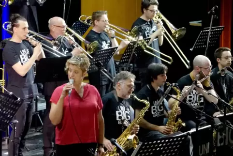 Die ausdrucksstarke Vokalsolistin Katja Welck peppte das Programm der Uni-Bigband gehörig auf.