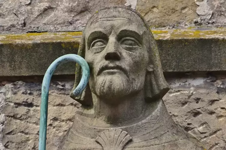 Jakobus-Statue über dem Portal der katholischen Kirche von Weisenheim.