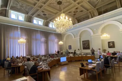 Fast alle Mitglieder des neu gewählten Stadtrates haben ihre Plätze vor der Sitzung im Bürgersaal eingenommen. 