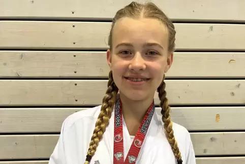 Angelina Reiser holt sich den Landesmeistertitel im Kumite U14. Ihr Verein, das Teikyo Karate Team Kaiserslautern, gewinnt insge