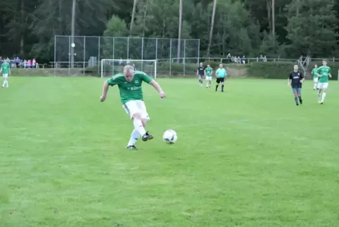 Trippstadts Stürmer Maximilian Lauhoff netzt im Finale gegen die Spielvereinigung Waldfischbach/Burgalben zum 2:0 ein. 