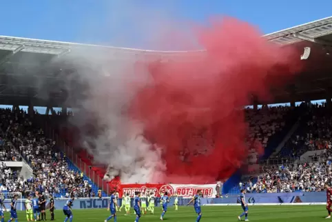 Da FCK-Fans Pyrotechnik gezündet haben, wurde der Verein nun zu einer Geldstrafe verurteilt. 