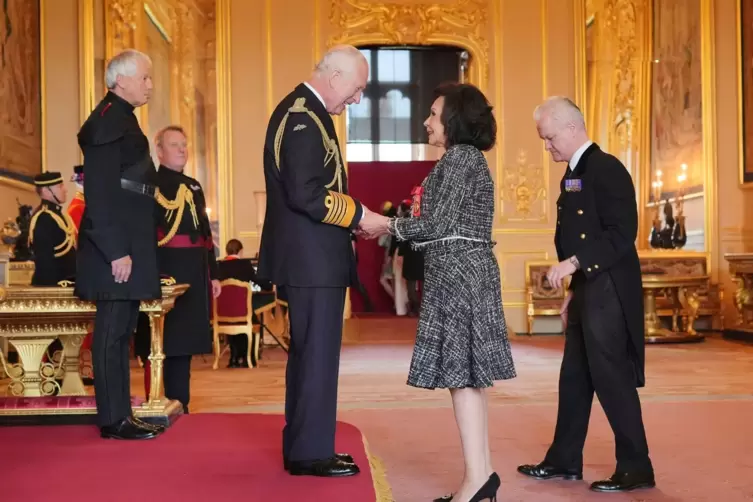 Shirley Bassey erhält Auszeichnung von König Charles