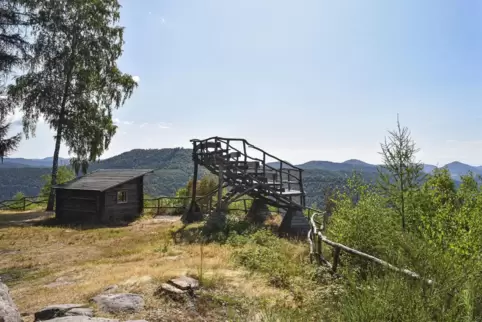 Vor fünf Jahren musste die markante Waldtribüne am Kirschfelsen weichen. Nun soll der beliebte Aussichtspunkt neu gestaltet werd