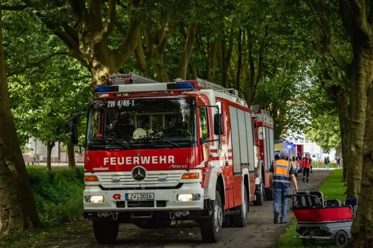 Dank des beherzten Eingreifens aufmerksamer Passanten und der Feuerwehr konnten die Kinder und eine Erzieherin schnell aus dem W