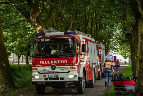 Dank des beherzten Eingreifens aufmerksamer Passanten und der Feuerwehr konnten die Kinder und eine Erzieherin schnell aus dem W