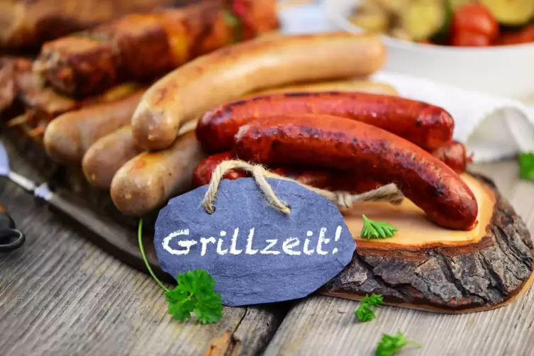 Darf in der Grillsaison nicht fehlen: Bratwurst – ob weiß oder rot.