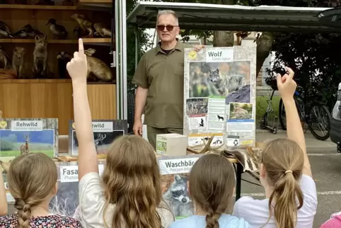 Viele Fragen: Stefan Reinhardt beim Besuch der Grundschule in Eppstein. 