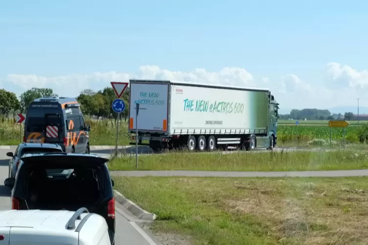 Sticht ins Auge: Der neue eActros 600 auf Testfahrt in der Südpfalz. 