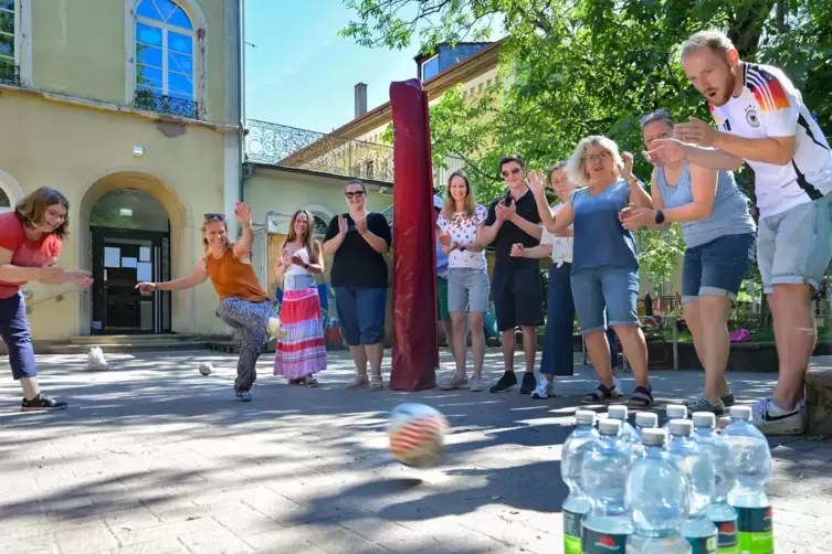 Fußball-Kegeln: besondere Aufgabe für die pädagogischen Fachkräfte.