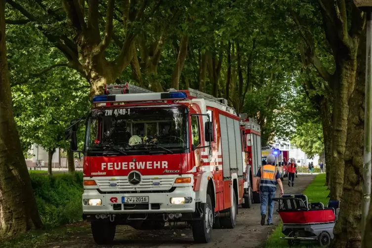 Ein Großaufgebot an Rettungskräften und Passanten retteten fünf Kleinstkinder, deren Kinderwagen aus ungeklärten Kindern in den 