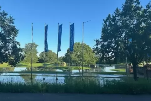 Die K14 ist nach einem Rohrbruch zwischen Limburgerhof/Kohlhof und dem Golfplatz gesperrt.