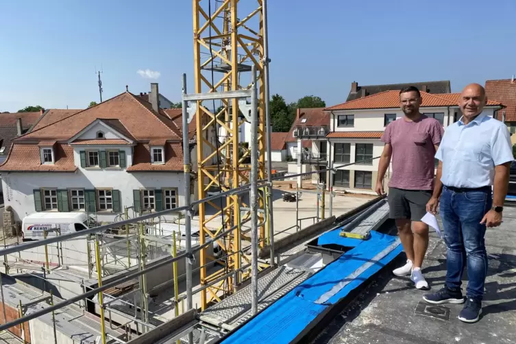 Von der Dachterrasse haben Christoph Dietrich (links) und Thomas Schumann einen guten Überblick auf ihr Projekt. Links im Bild d