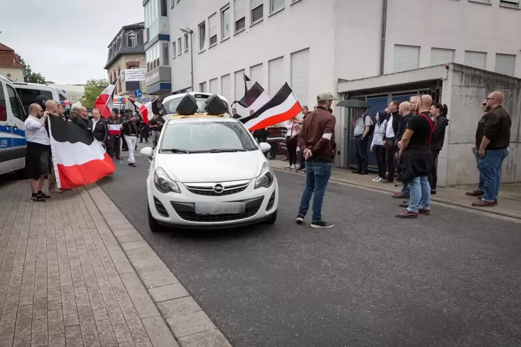 In den 1990er-Jahren pflegten die Saarlouiser und die Zweibrücker Neonazis eine enge Kameradschaft. Diese Aufnahme entstand bei 