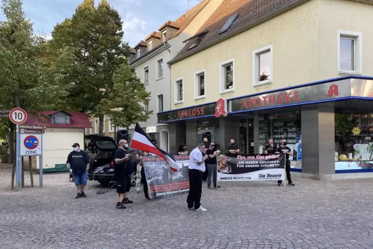 In den 1990er-Jahren pflegten die Saarlouiser und die Zweibrücker Neonazis eine enge Kameradschaft. Diese Aufnahme entstand bei 