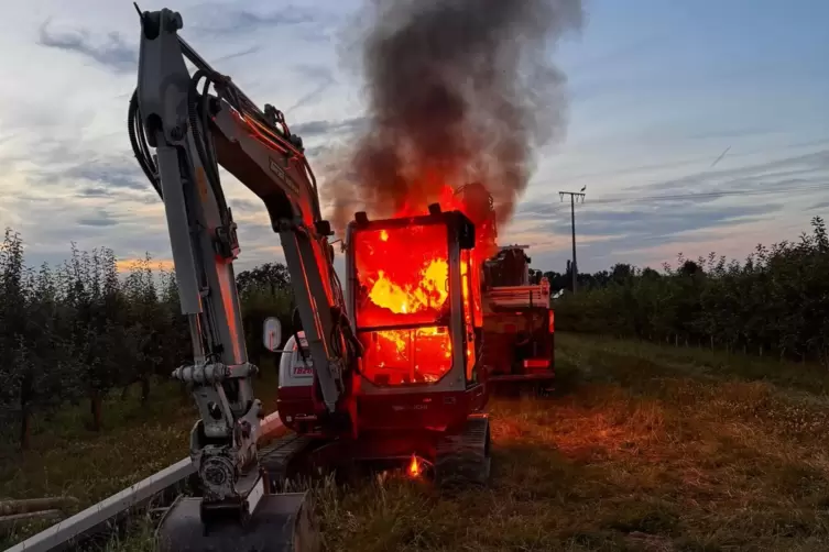 Der Bagger brannte vollständig aus. 