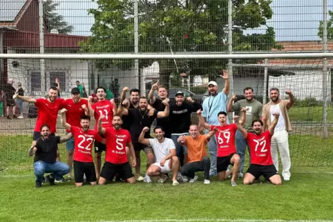 Tobias Lunker hat seine Mannschaft für ein Foto versammelt: Meister wird man nicht alle Tage. 