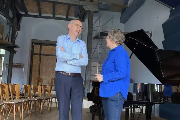 Fabian Lange und Claudia Henninger im früheren Tanz-und heutigen Konzertsaal im Jagdhaus. 