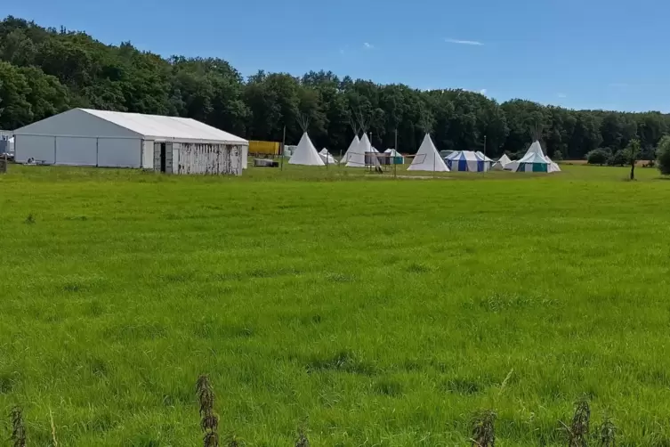 Die Tipizelte stehen bereits. Jugendliche zwischen 14 und 18 Jahren können am Feriencamp bei Schwedelbach teilnehmen. 