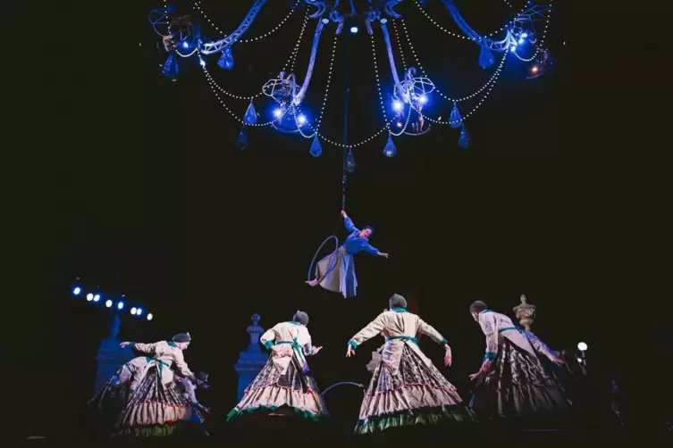 Spektakuläres Theater unter freiem Himmel: „Bal au clair du lustre" ist wohl die aufwendigste der drei Inszenierungen, die im Ju