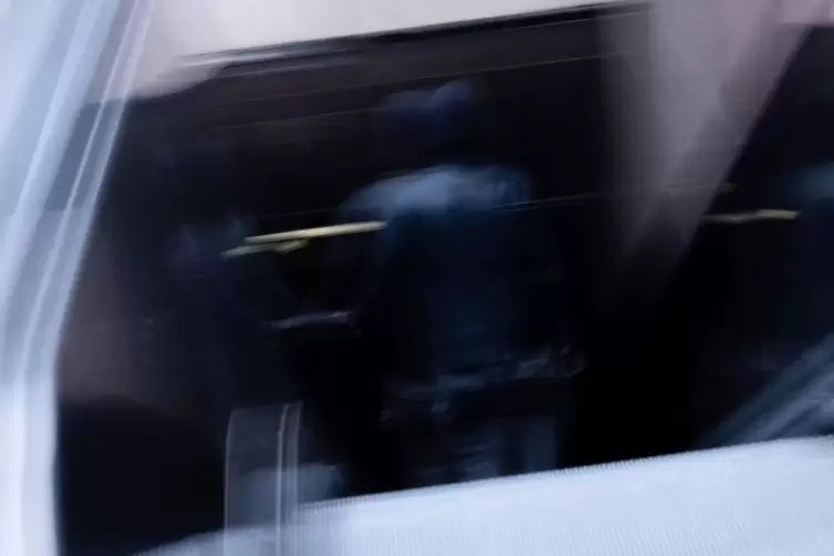 Eine Person fährt mit der Rolltreppe hinab zur U-Bahn