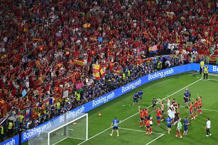 Jede Menge Fans aus Spanien bejubelten in der Arena in München den Halbfinalerfolg ihres Teams.