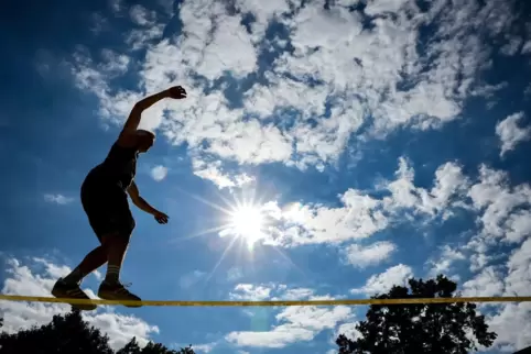 Slackliner auf Seil