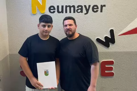 Ahmad Mohammad (links) mit seinem Klassenlehrer Patrick Calles. 