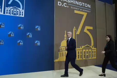  75-Jahr-Feier der Nato in Washington: Generalsekretär Jens Stoltenberg betritt die Bühne. 