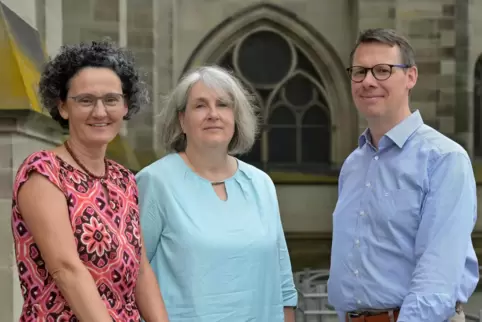 Veränderung an der Christuskirche: die scheidende Pfarrerin Heike Kronenberg (Mitte) und Vertreterin Constanze Lotz mit Dekan Ar