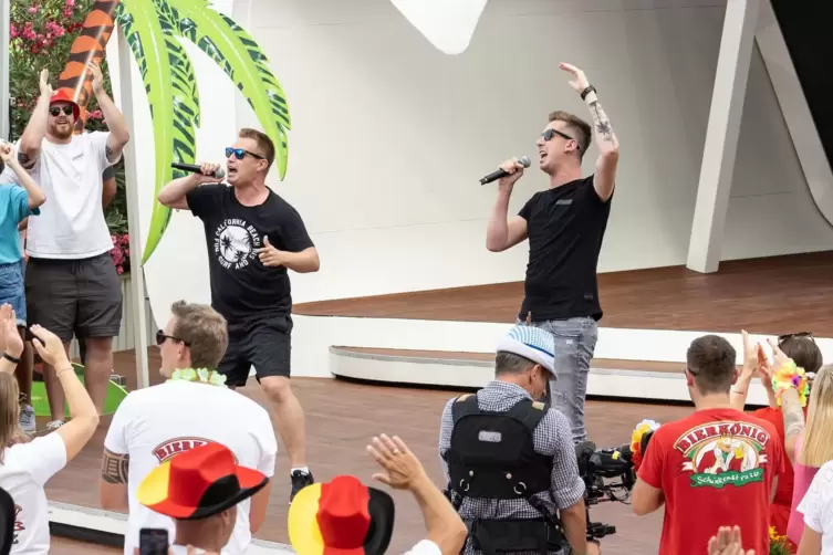 DJ Robin und Schürze (links) sind mit ihrem Song „Layla“ vor zwei Jahren auch im ZDF-„Fernsehgarten“ aufgetreten.