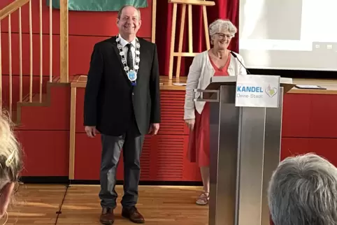 Die Beigeordnete Jutta Wegmann mit dem frisch inthronisierten Bürgermeister Michael Gaudier. 