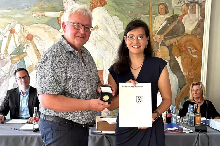 Karl Brust (SPD) war fünf Jahre lange Beigeordneter und sitzt seit Jahrzehnten im Stadtrat. Dafür gab’s die Stadtehrenplakette i