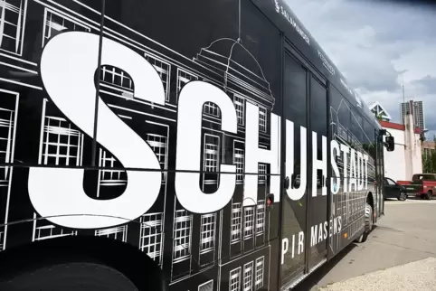 Mit einem Bus im „Schuhstadt“-Design wollen die Unternehmer auf sich aufmerksam machen.