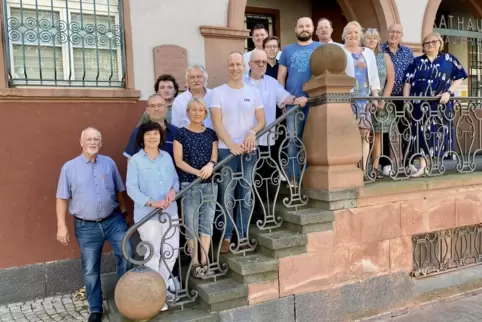 Der neue Ortsbeirat Oppau vor dem Rathaus (von links): Helge Moritz (FWG), Christiane Ohlinger-Kirsch (CDU), Frank Dudek (SPD), 