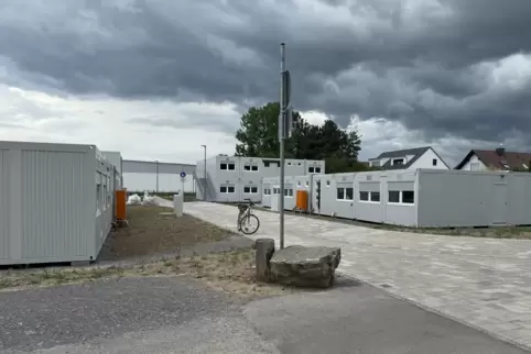 Blick auf die Container für Geflüchtete, die hinter dem Netto-Markt in Böhl aufgestellt wurden.