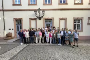 Nach seiner ersten Sitzung versammelte sich der neue Stadtrat zum Gruppenfoto.