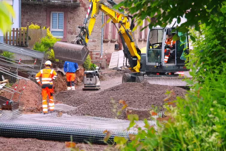 Der schwammige Untergrund in der Windhofstraße benötigt ein Geo-Gitter für mehr Festigkeit.