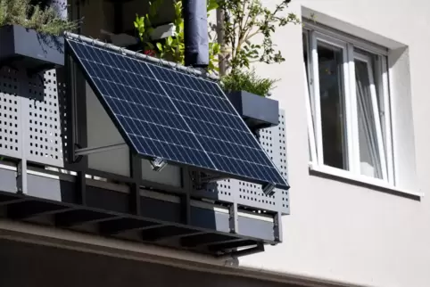 Hohe Nachfrage: Balkon-Solaranlagen liegen im Trend. 