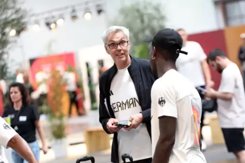 Gelassen bei der Ankleide für die Olympischen Spiele in Paris, die Medaille aber im Blick: Basketball-Coach Gordon Herbert und D