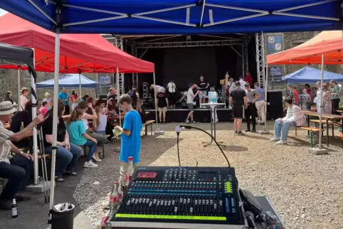 Gleich geht es los. Die erste Band baut bereits auf, während die Zuschauer gespannt warten. 