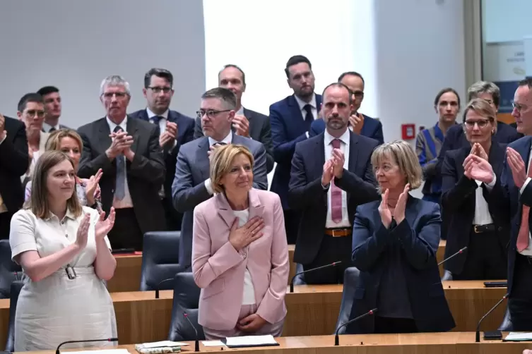 Nach ihrer letzten Rede als Ministerpräsidentin erhält Malu Dreyer (SPD) stehenden Applaus im Landtag. 