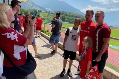 Familienfoto mit FCK-Profi Daniel Hanslik: Emil (links), Vater Matthias Pelz und Töchterchen Tilda, Mutter Viktoria macht das Bi