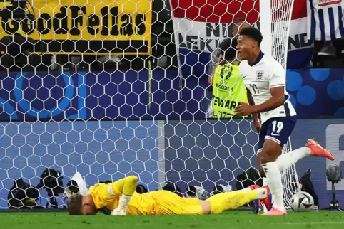 Die Entscheidung in Dortmund: Englands Olli Watkins bejubelt sein 2:1, die Niederlande in Person von Bart Verbruggen am Boden. 