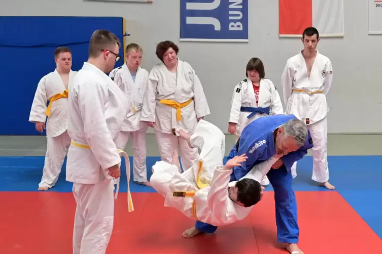 Fallen will gelernt sein: Training mit Jürgen Teutsch (blau) und der Special-Olympics-Gruppe beim JSV Speyer.